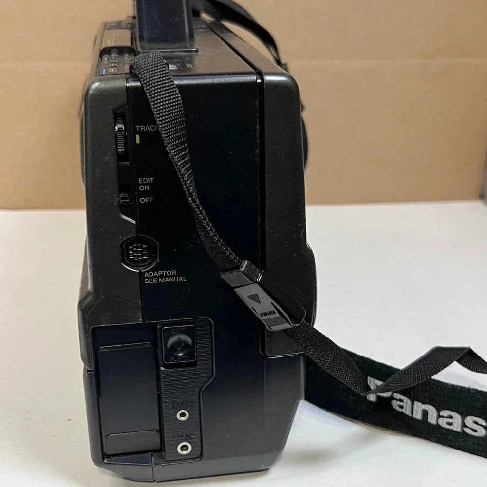 UNTESTED Panasonic OmniMovie VHS HQ Camcorder PV-320 VTG Video Camera with Case
